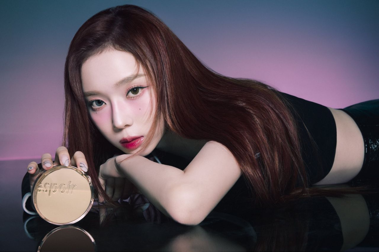 Model showcasing ESPOIR product, embodying "Discovering Radiance: The Essence of ESPOIR in Korean Beauty" standard.