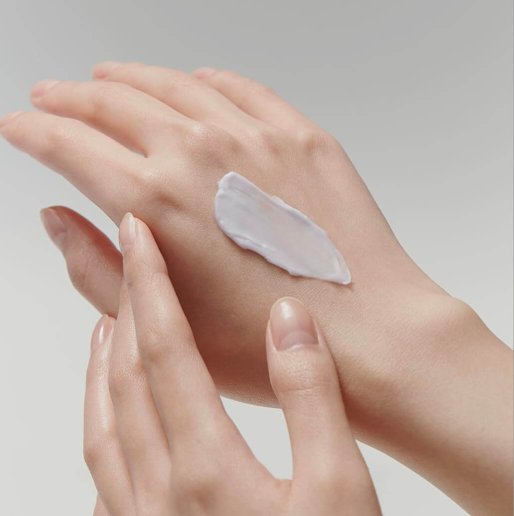 Hand applying ARENCIA Artisan Hysop Blurring Cream 30g on skin