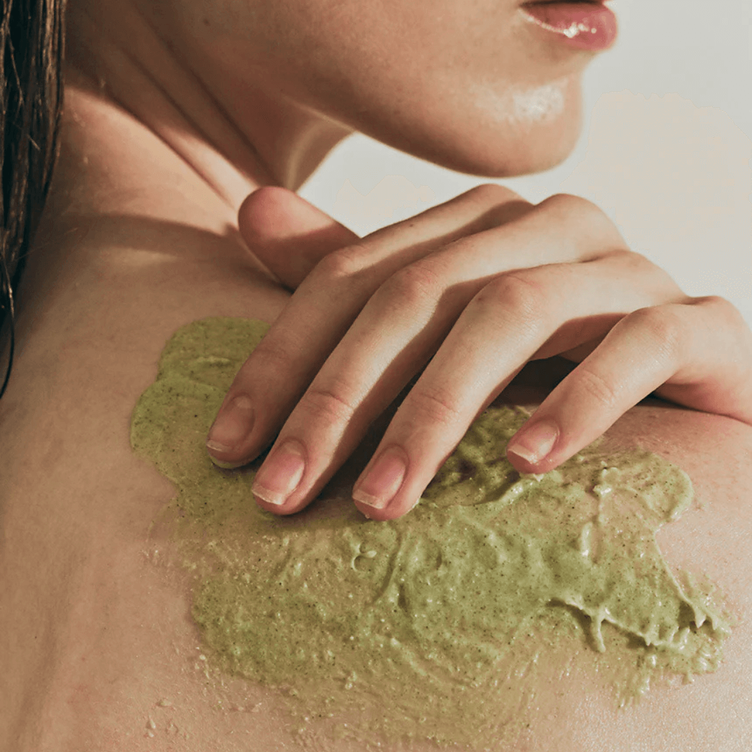 Person applying ARENCIA Fresh Cloud Body Scrub 260g on shoulder, highlighting green texture and moisturizing effect.