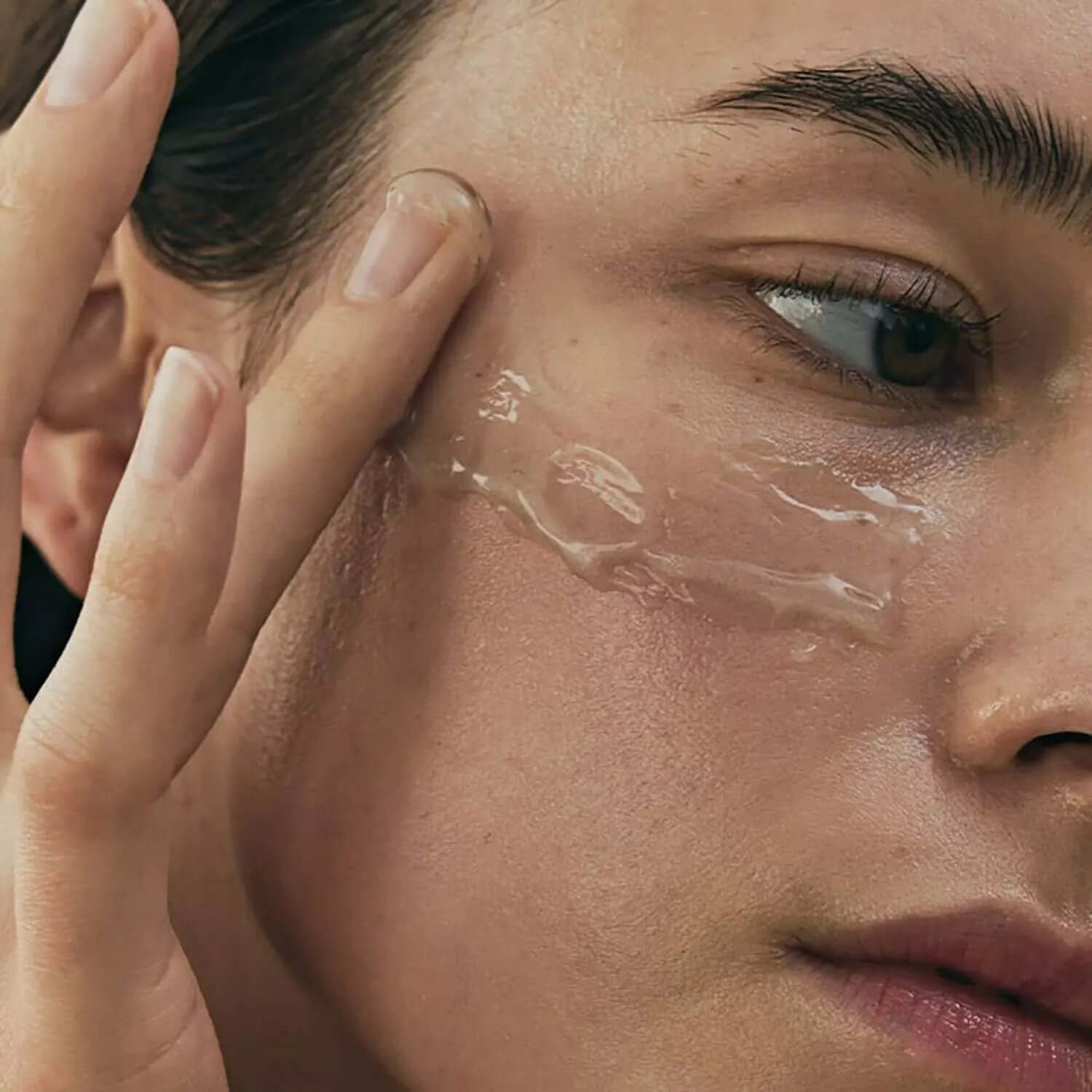 Applying ARENCIA Fresh Holly Hyssop Serum 30 50g to skin for hydration and glow