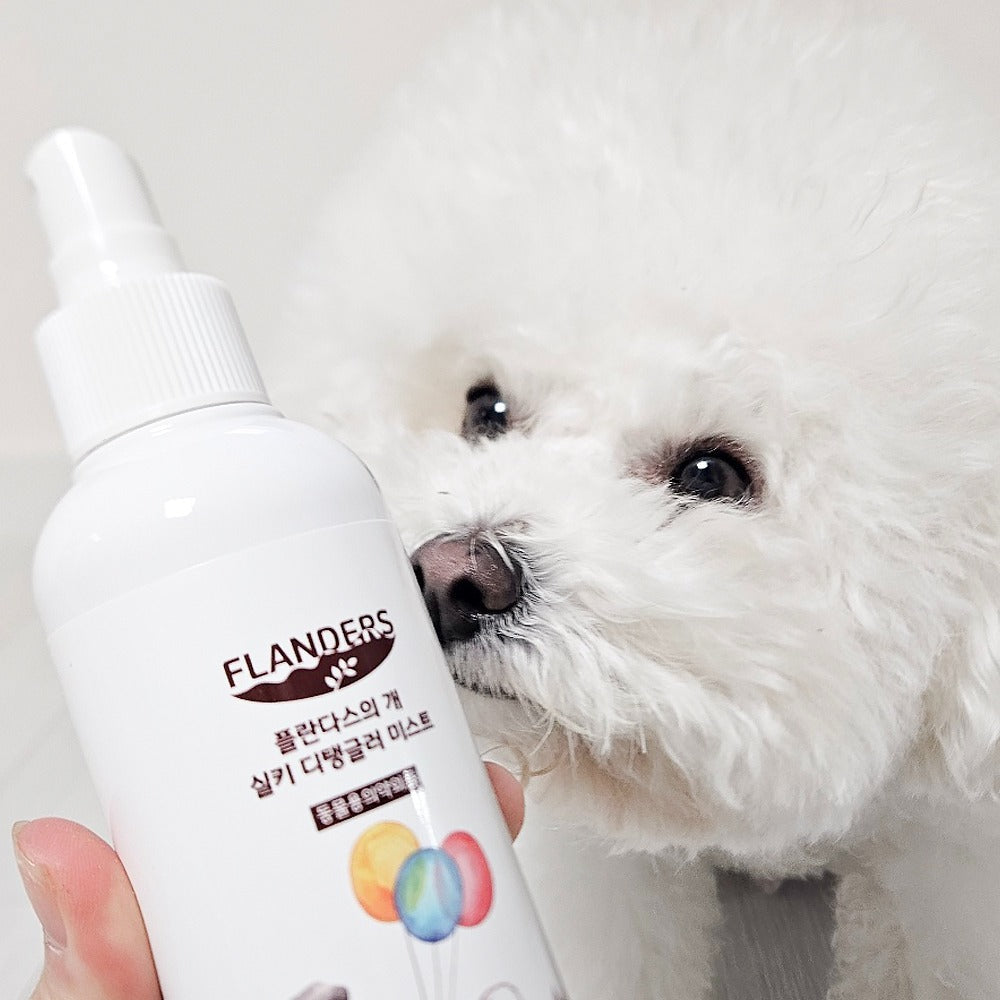 ATOMANDE Flander's Dog Silky Detangler Mist 200ml bottle with a fluffy white dog in the background
