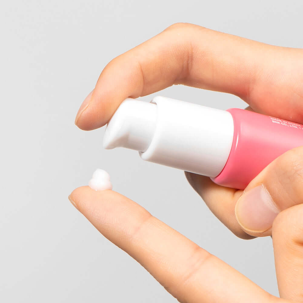 Applying BARULAB Collagen Caffeine Elasticity Eye Serum 30ml on fingertip