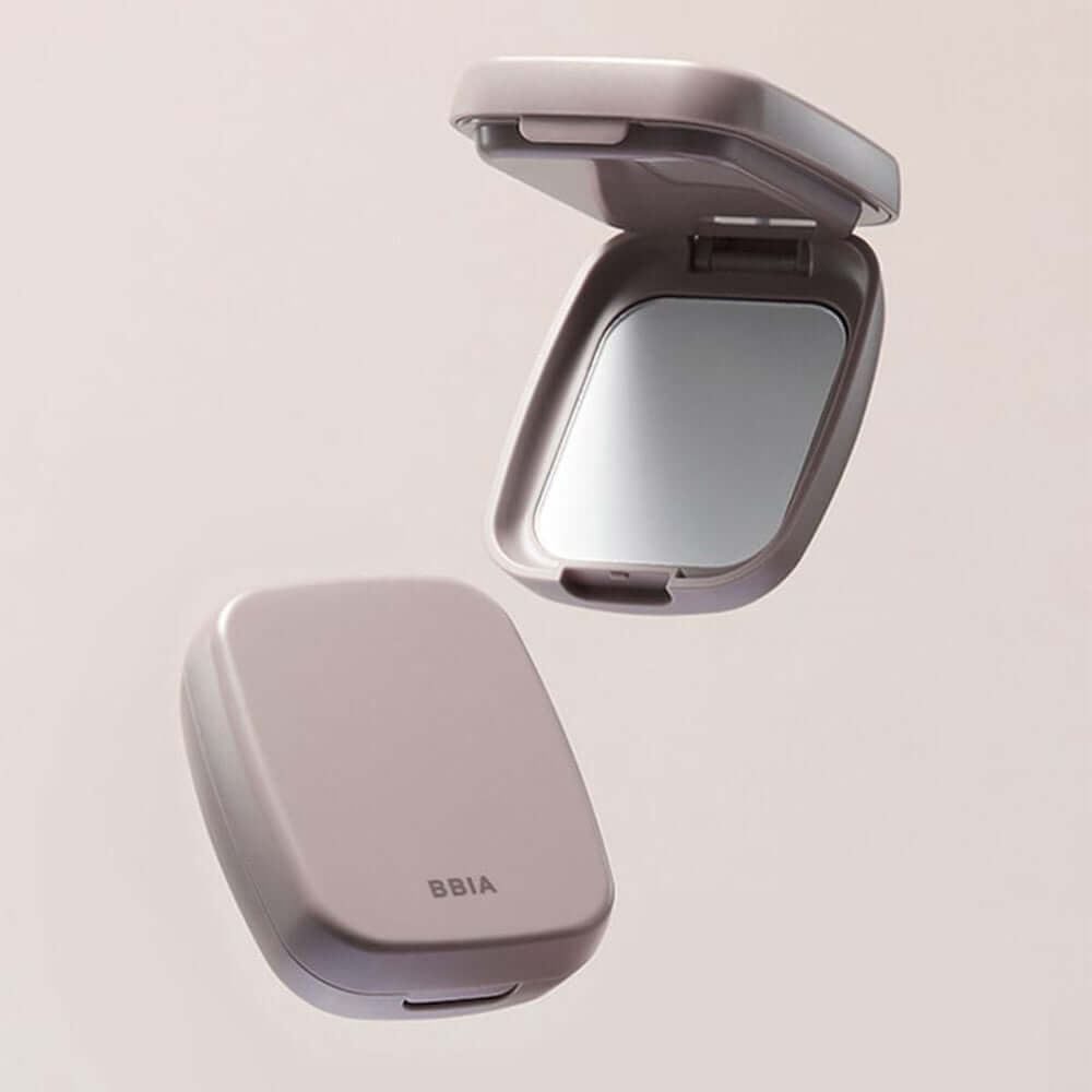 BBIA Last Sebum Pact compact with mirror, ideal for controlling oil and shine.