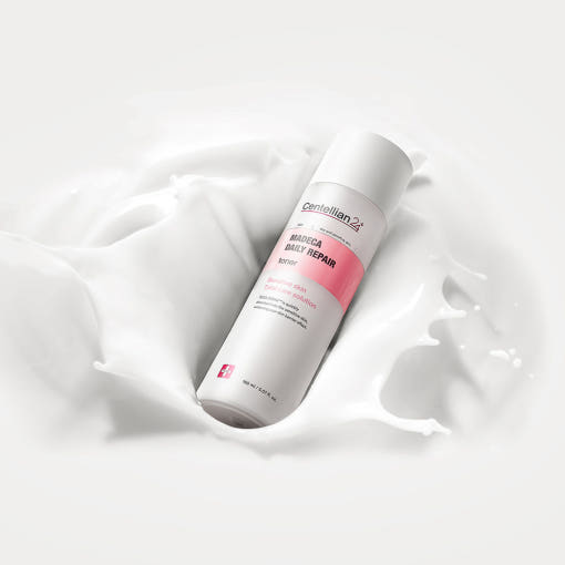 Image of CENTELLIAN 24 Madeca Daily Repair Toner 150ml bottle surrounded by a splash of white liquid.