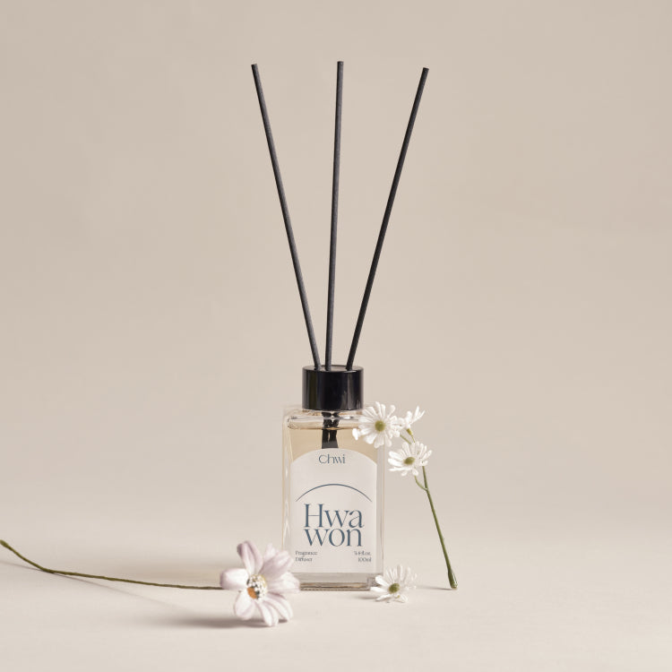 CHWI (CHI) Hwa Won Diffuser 100ml with floral decoration and black reeds on a neutral background.