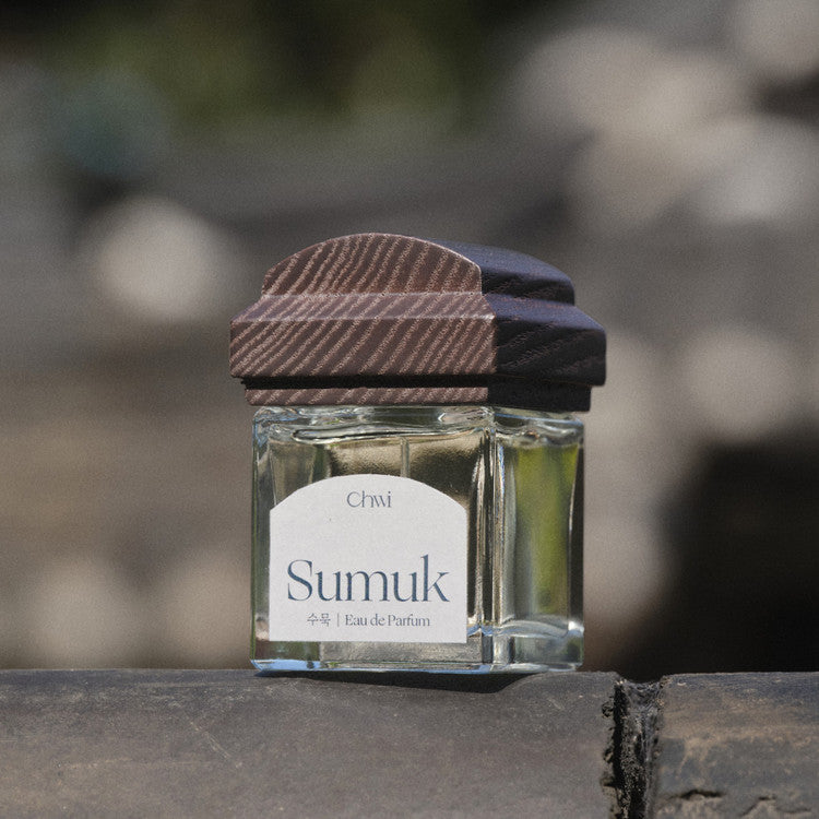 CHWI (CHI) Sumuk Parfume 50ml bottle with wooden cap on display