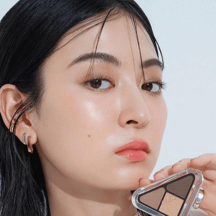 Model showcasing CLIO Essentail Shadow Tab  eyeshadow with a natural makeup look