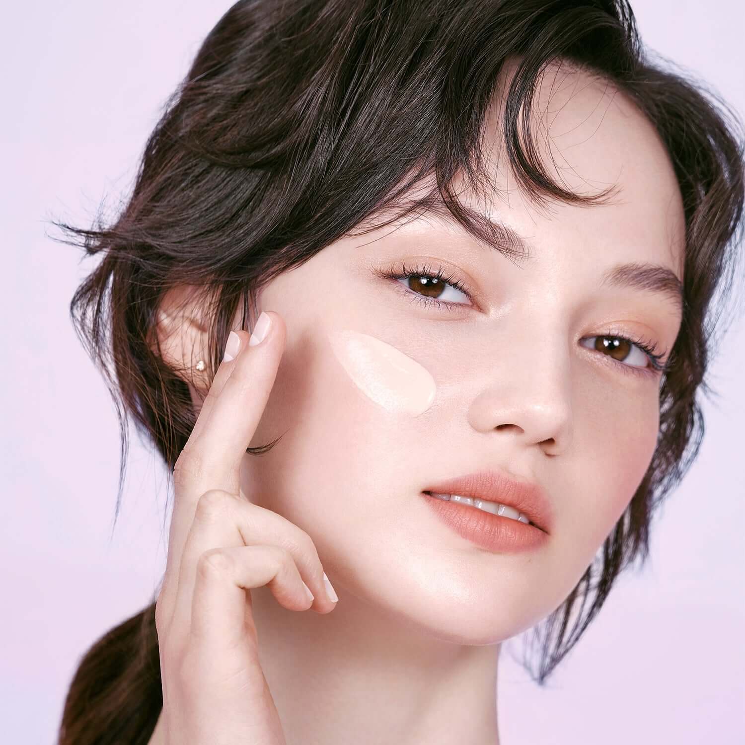 Model applying DEAR DAHLIA Prime Layer Blurring Primer for smooth and flawless skin