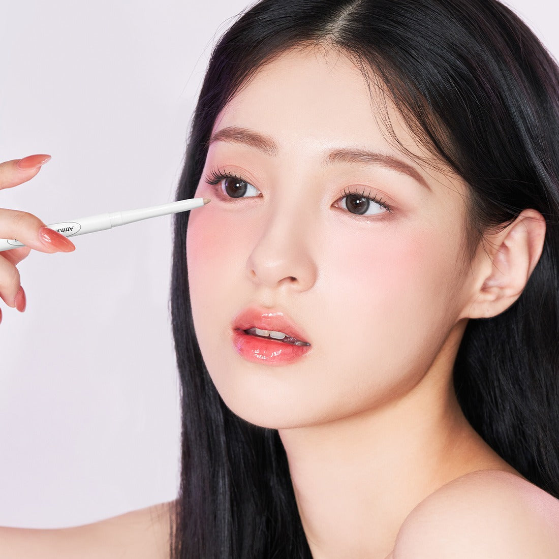 Woman applying DEAR.A Slim Tip Cute Eyes Maker for precise eye makeup