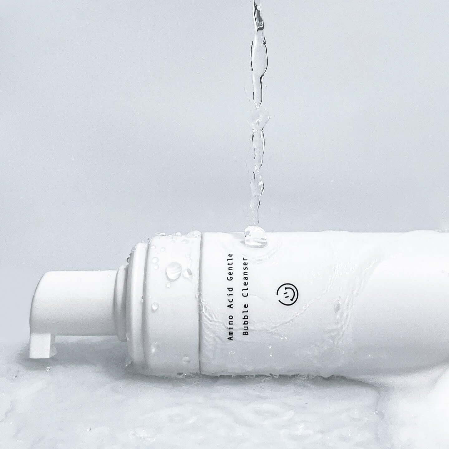 DR.ALTHEA Amino Acid Gentle Bubble Cleanser 140ml bottle with flowing water, highlighting the product's moisturizing and cleansing properties.
