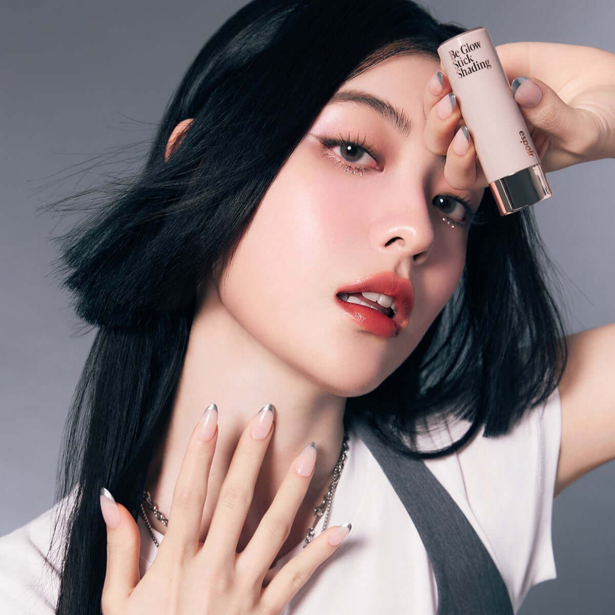 Woman posing with ESPOIR BE GLOW STICK SHADING highlighting and contouring product.