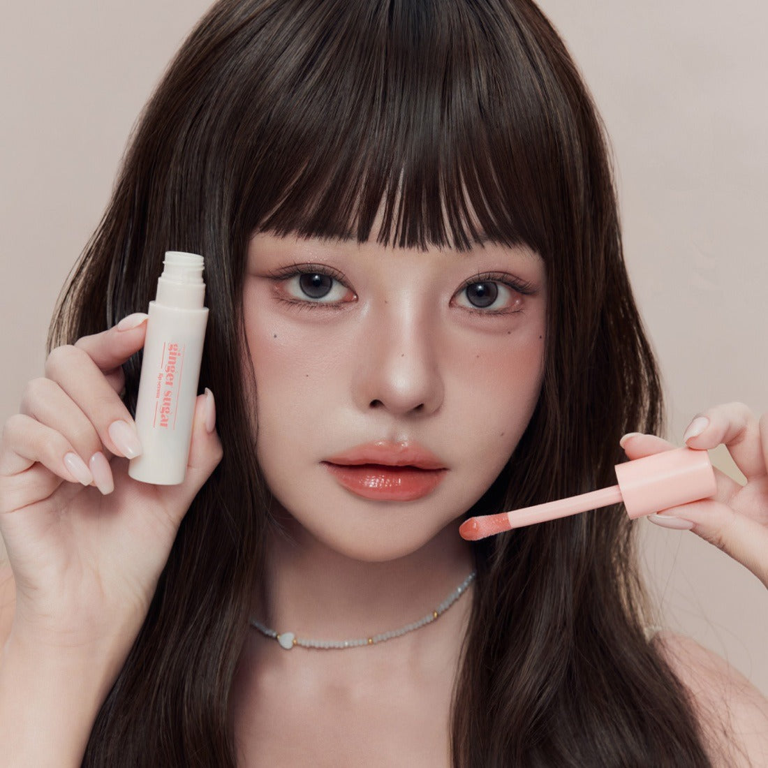 Model applying ETUDE Ginger Sugar Lip Serum 13g for smooth and glossy lips
