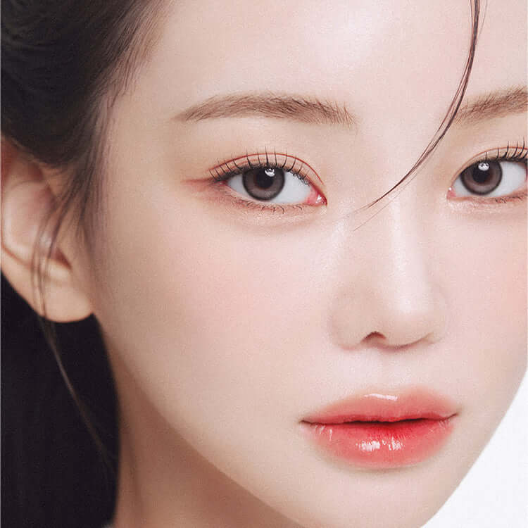 Close-up of a model showcasing flawless skin using FORENCOS 4K Cover Lasting Foundation 30ml, emphasizing natural beauty and smooth texture.