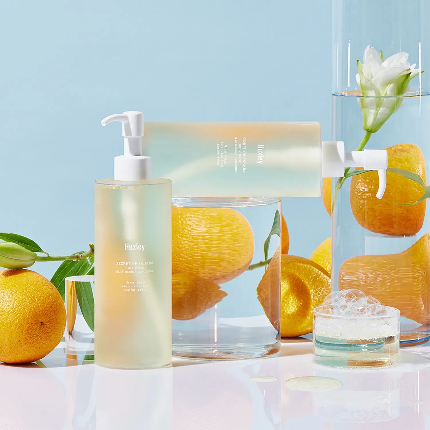 HUXLEY Body Wash Blue Medina Tangerine with fresh tangerines and floral accents for a refreshing bath experience.