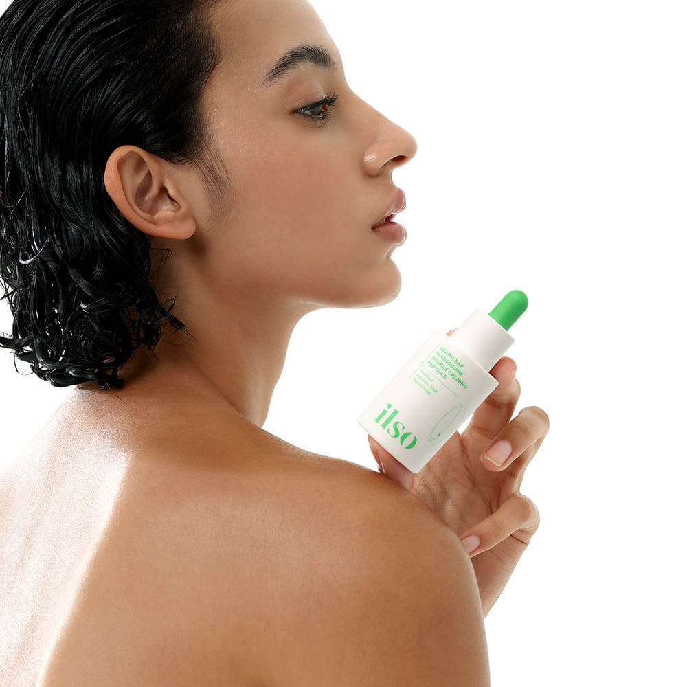 Model holding ILSO Eoseongcho Tenderjom Double Calming Ampoule 30ml with green dropper