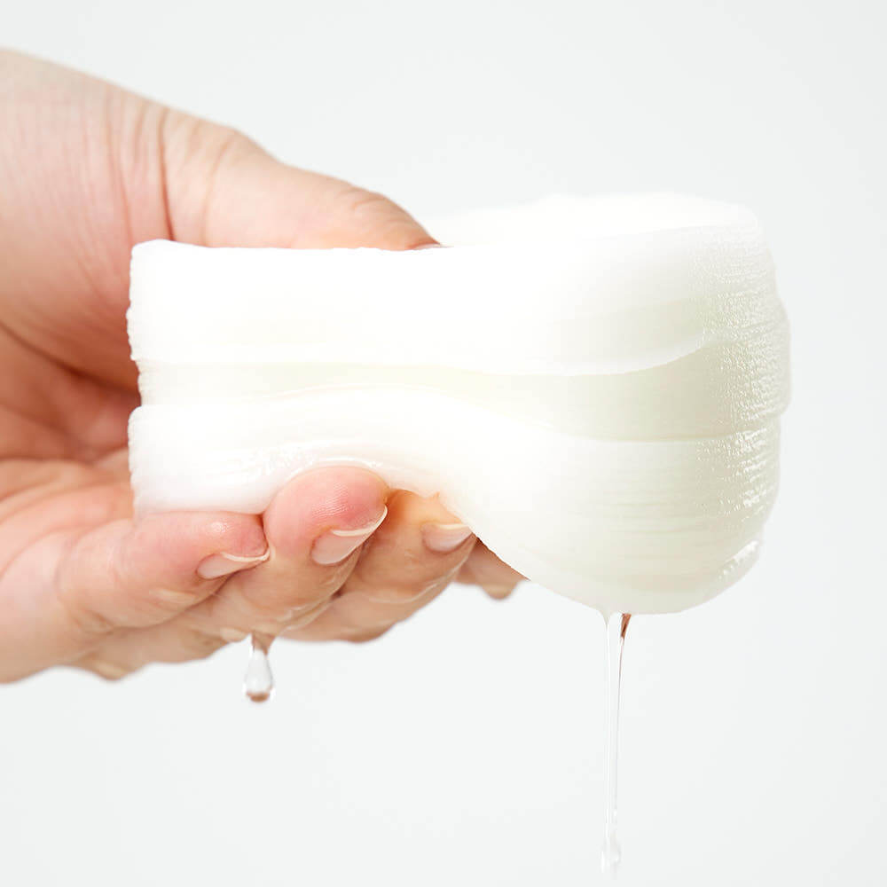 Hand squeezing ILSO Eoseongcho Tenderjom Double Calming Pad 60 sheets with liquid dripping