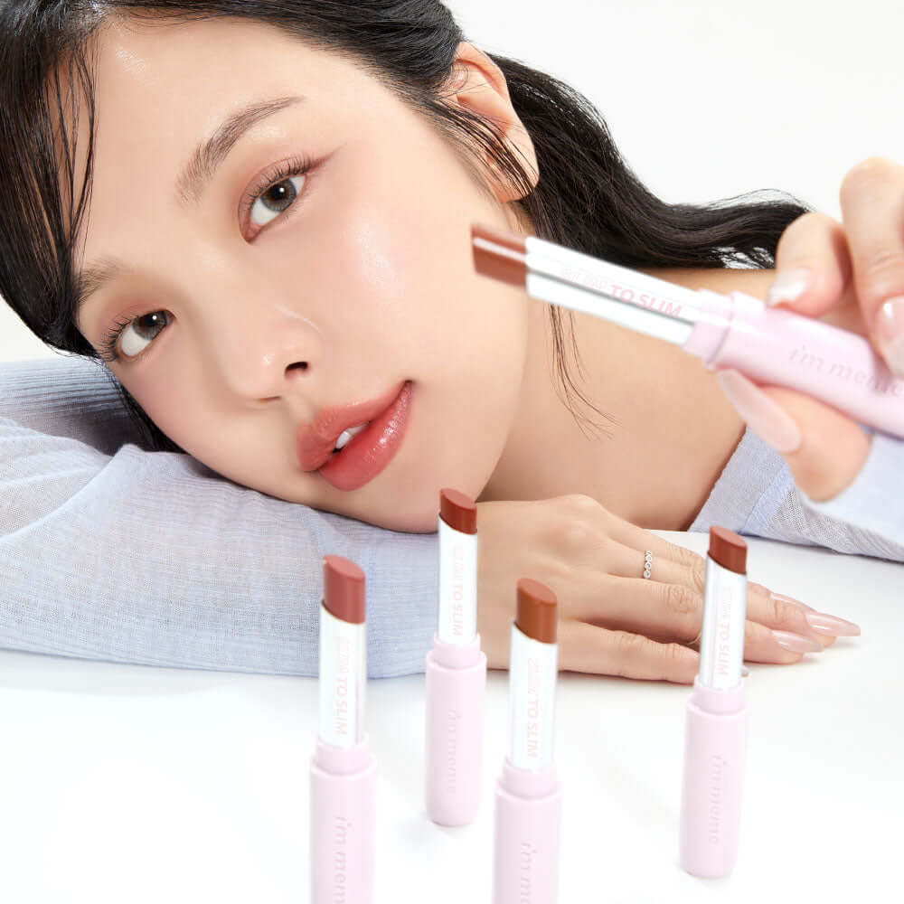 Model showcasing IM MEME Slim to Slim Hyaluronic Gloss Fit Lipstick in various shades.