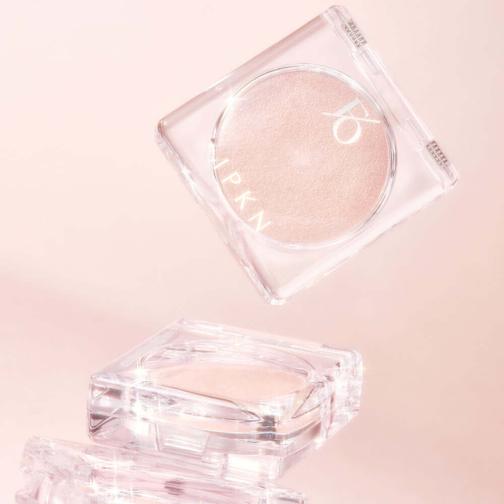 IPKN Flap One Single Highlighter (Peach Lace) 2.9g in a translucent case against a peach background.