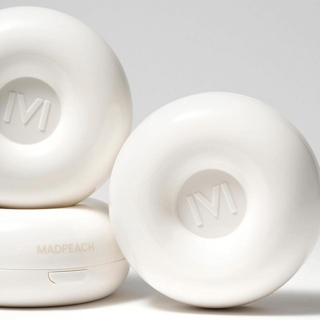 IVI MAD PEACH Glazed Glow Cushion packaging showcasing minimalist white design with embossed logo.