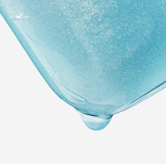 Close-up of blue liquid in a bottle for IVI MAD PEACH Makeup Fixing Pearl Potion 30ml