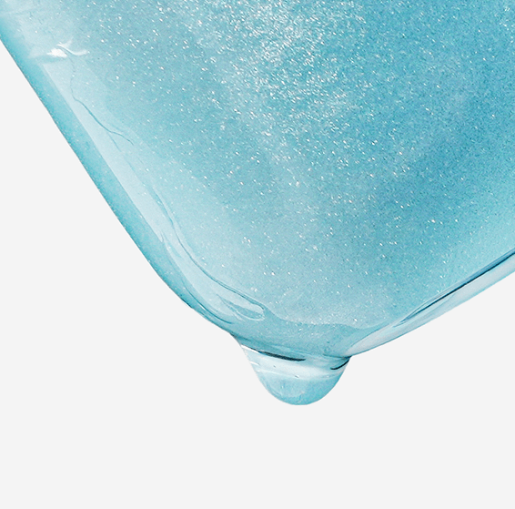 Close-up of blue liquid in a bottle for IVI MAD PEACH Makeup Fixing Pearl Potion 30ml