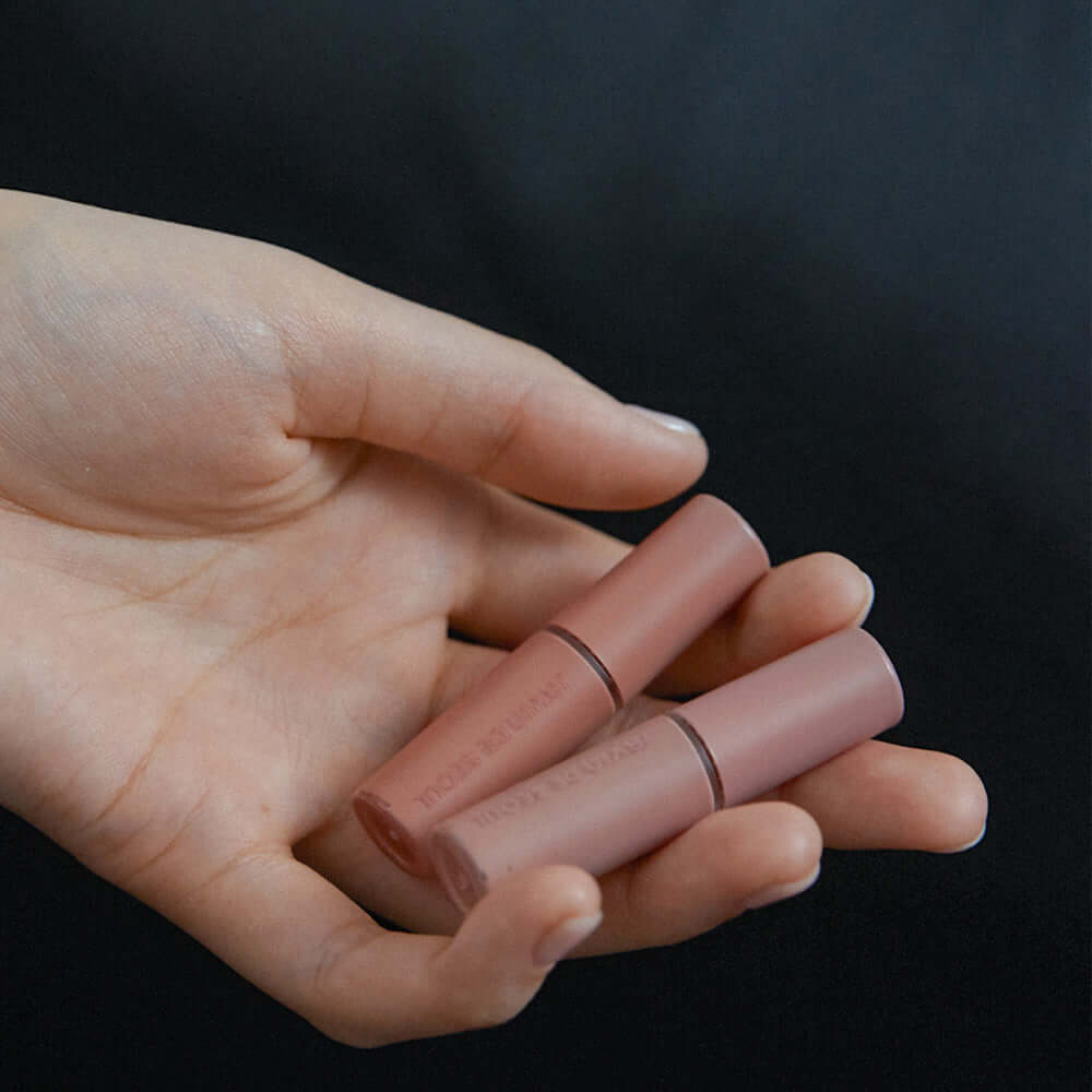 Hand holding JAVIN DE SEOUL Wink Eye Shade Primer Discovery Pocket.