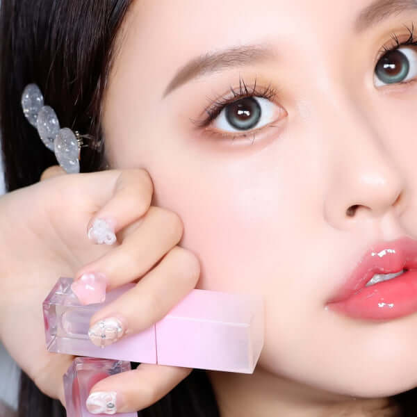 Woman applying KEEP IN TOUCH Chili Jelly Lip Plumper for glossy lips