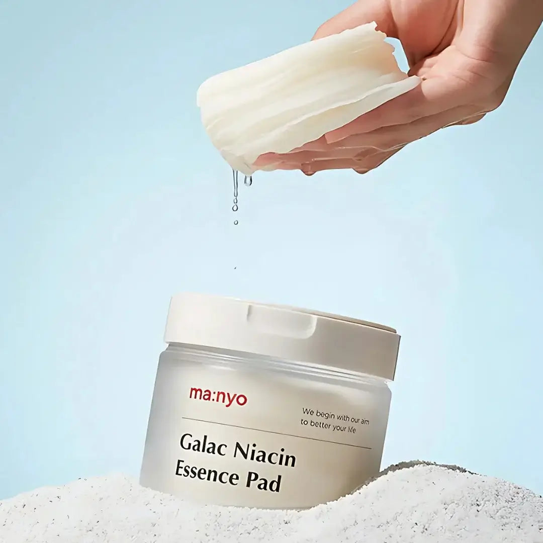 MANYO Galac Niacin Essence Pad 80 Sheets with lid open and wet pads, showcasing essence extraction.
