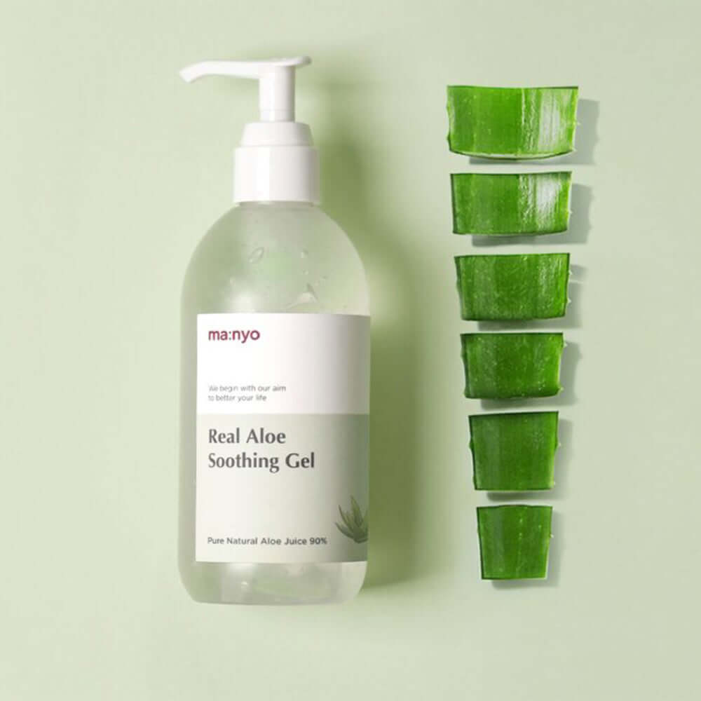 MANYO Real Fresh Aloe Soothing Gel 300ml next to fresh aloe vera slices on a green background.