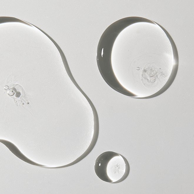 Texture of MEDITHERAPY Niacin X BHA Pore Mild Clear Pad 60 sheets highlighting the liquid formula and moisturizing properties.