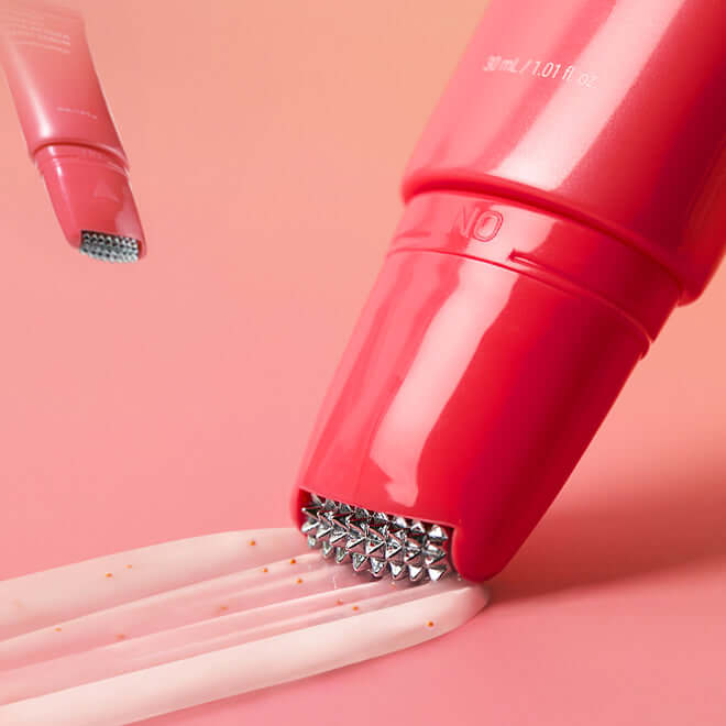 Close-up of the MEDITHERAPY Philizio Pink Retinol Shot Serum 30ml applicator spreading serum on surface