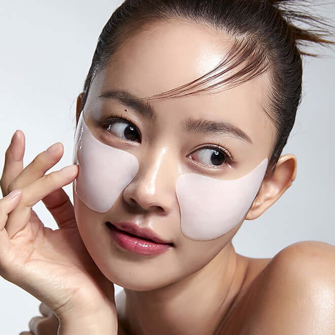 Woman using MEDITHERAPY Ringkle Fit Tangle Eye Patch X4 for skincare