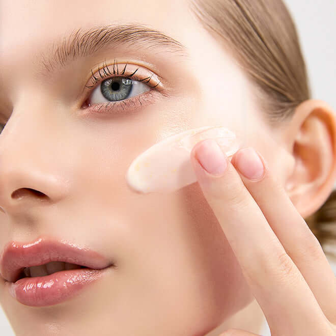 Applying MEDITHERAPY Shumaji Core Goldsil Lifting Cream Premuim 50ml + EMS Device on facial skin for smooth and radiant complexion