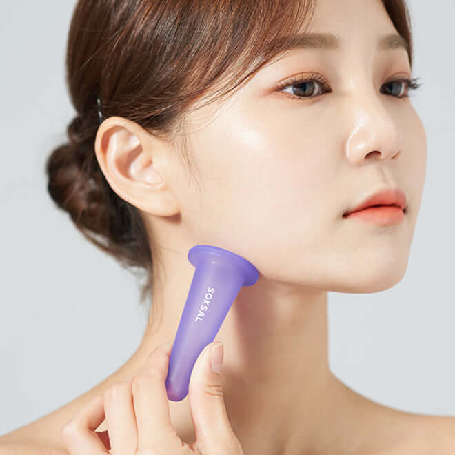 Woman applying MEDITHERAPY Soksal V Lifting Therapy Serum 30ml to her jawline for lifting and skincare.