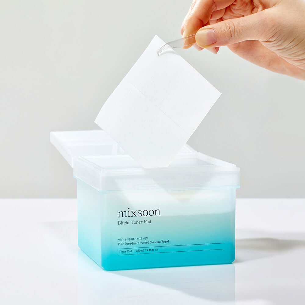 Hand holding MIXSOON Bifida Toner Pad above open box