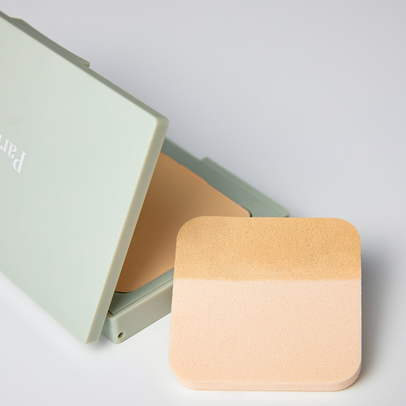 PARNELL Cicamanu Matte Spondation 9g compact with applicator, showcasing neutral shades for flawless matte finish makeup.