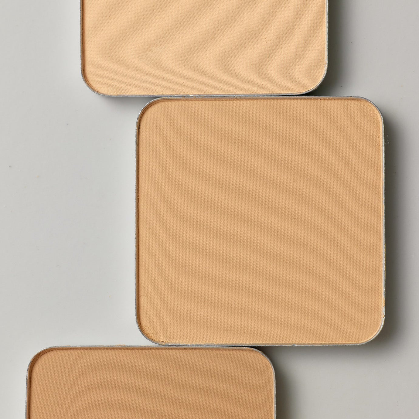 PARNELL Cicamanu Matte Spondation 9g compact powder in shades of beige for a flawless finish