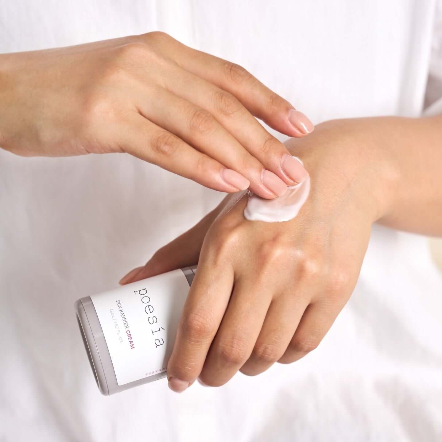 Application of POESÃA Ceramide 3 Liposome Intensive Skin Barrier Cream 48ml on hand.