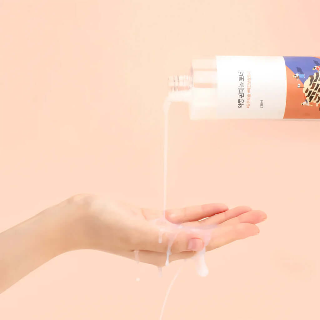 Applying ROUND LAB Yakkong Panthenol Toner 250ml to hand