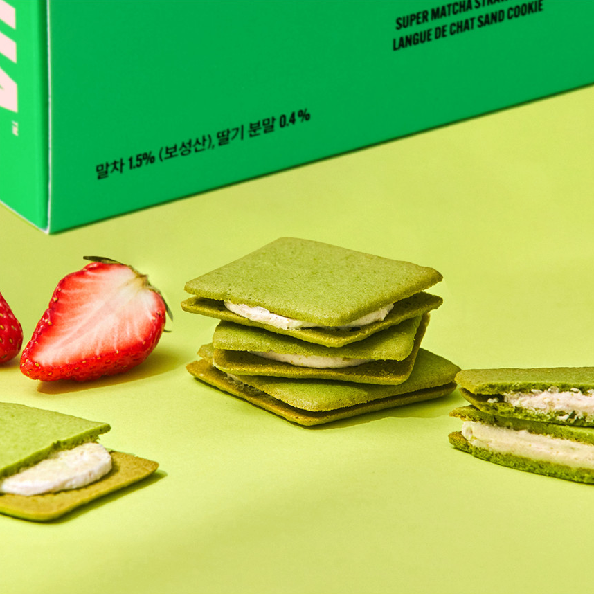 HIT THE TEA Super Matcha Lang De Cha Cream Sandwich 10 Pieces(Latte/Strawberry) with green matcha cookies and strawberry flavor.