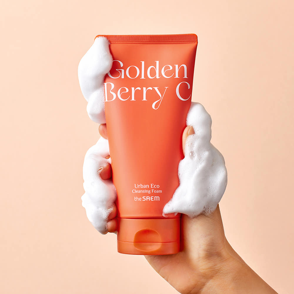 THE SAEM Urban Eco Golden Berry C Cleansing Foam 150ml in hand with foam illustration