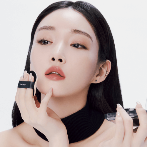 TONY MOLY Skin Tone Fixing Cover Cushion application on woman's face.