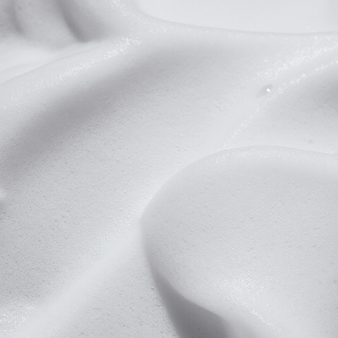 Texture of TOOQ Creamy Cleansing Pump 250ml showcasing its luxurious foam and creamy consistency.