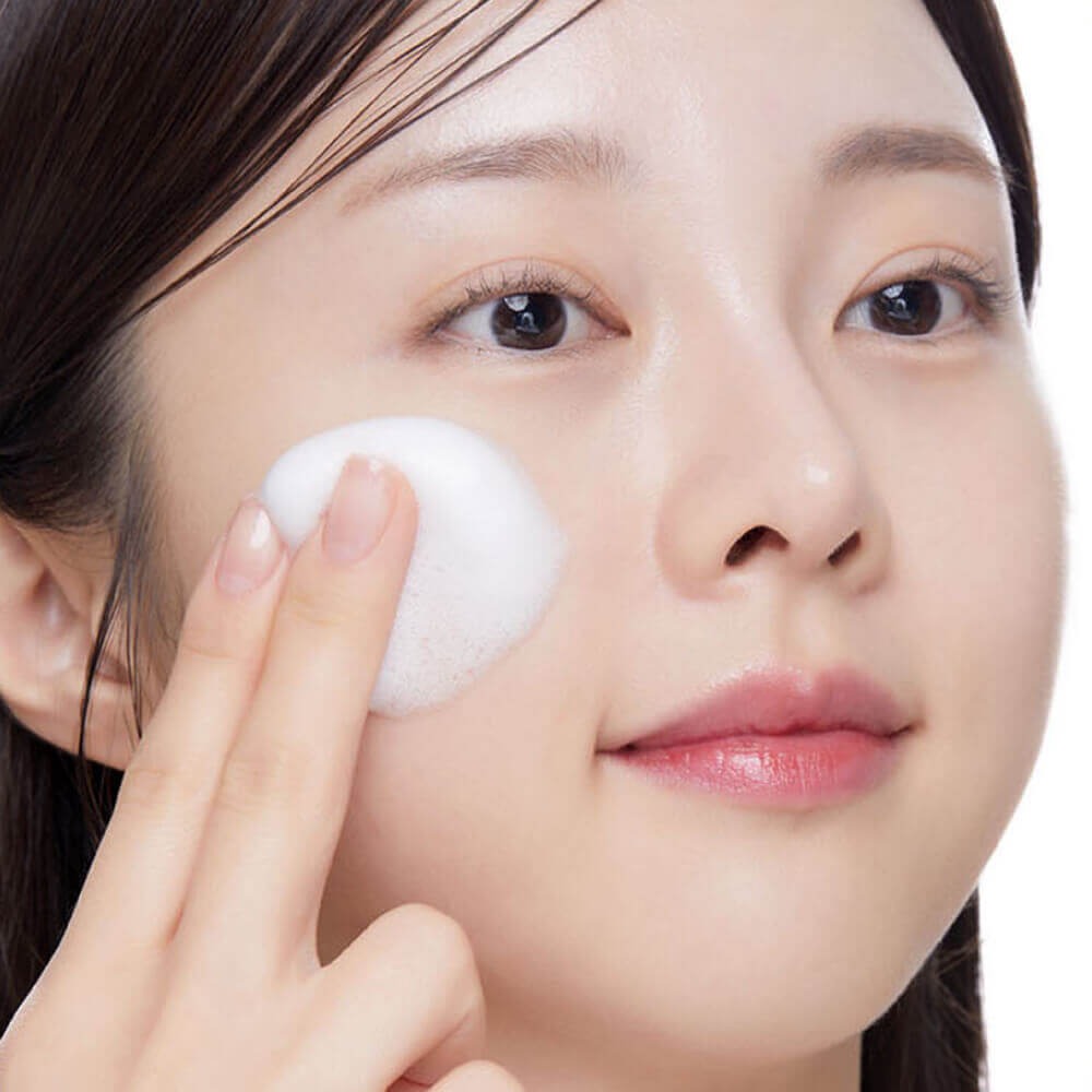 Woman using VT COSMETIC Niacinamide Glutathione Yellow Microbubble Serum 70ml on her face for skincare