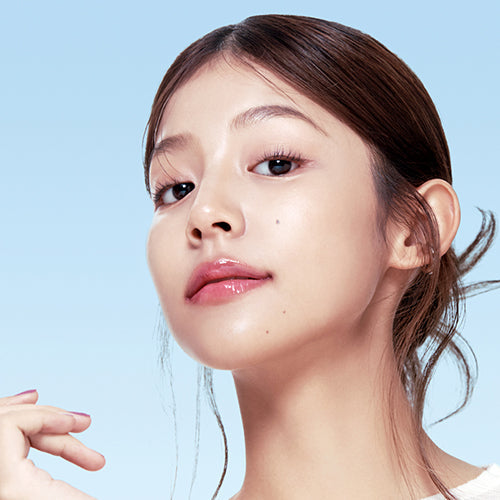 FWEE Cushion Glass Natural makeup effect on skin, showcasing a radiant and flawless complexion effect.