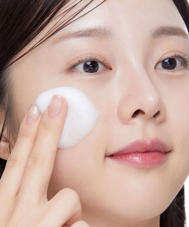 Woman applying VT COSMETIC Retinol Collagen Pink Microbubble Serum 70ml on her face