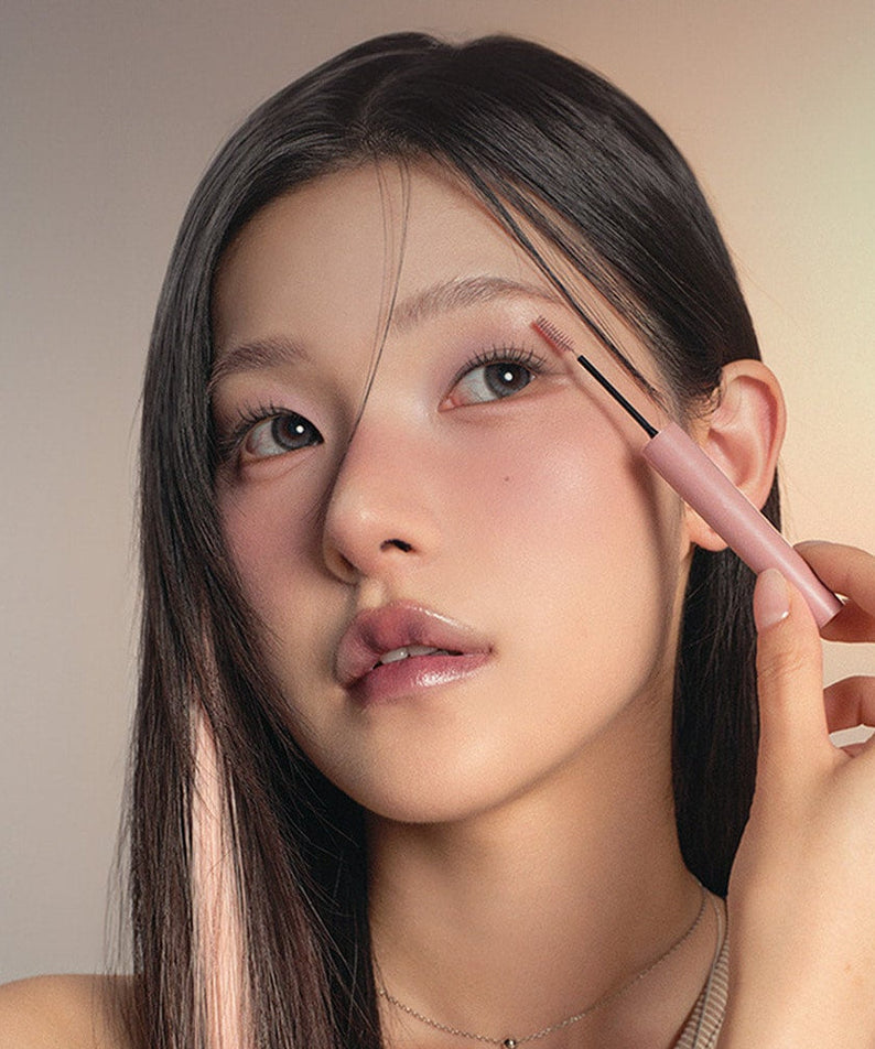 HEART PERCENT Dot On Mood Fake Up Brow Cara applied to eyebrows