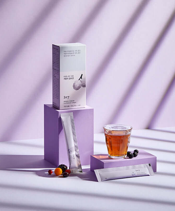 107 Aronia Vinegar Low Molecular Collagen 20g x 14 Packets displayed with tea and berries.