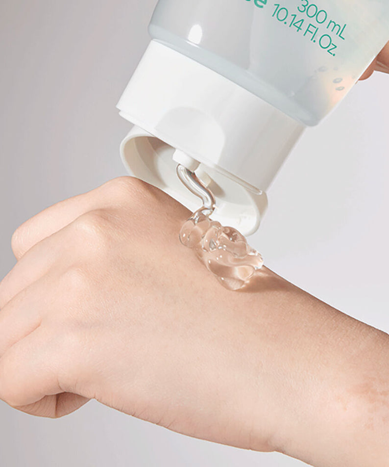 Hand applying INNISFREE Aloe Revitalizing Soothing Gel 300ml for skin hydration