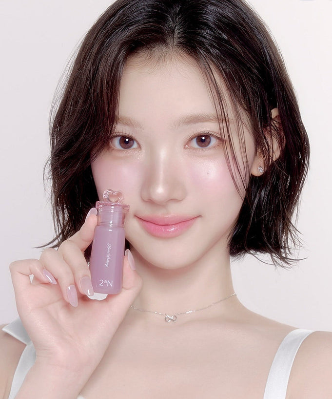 Model holding 2AN Heart Wearing Liquid Cheek 4.4g